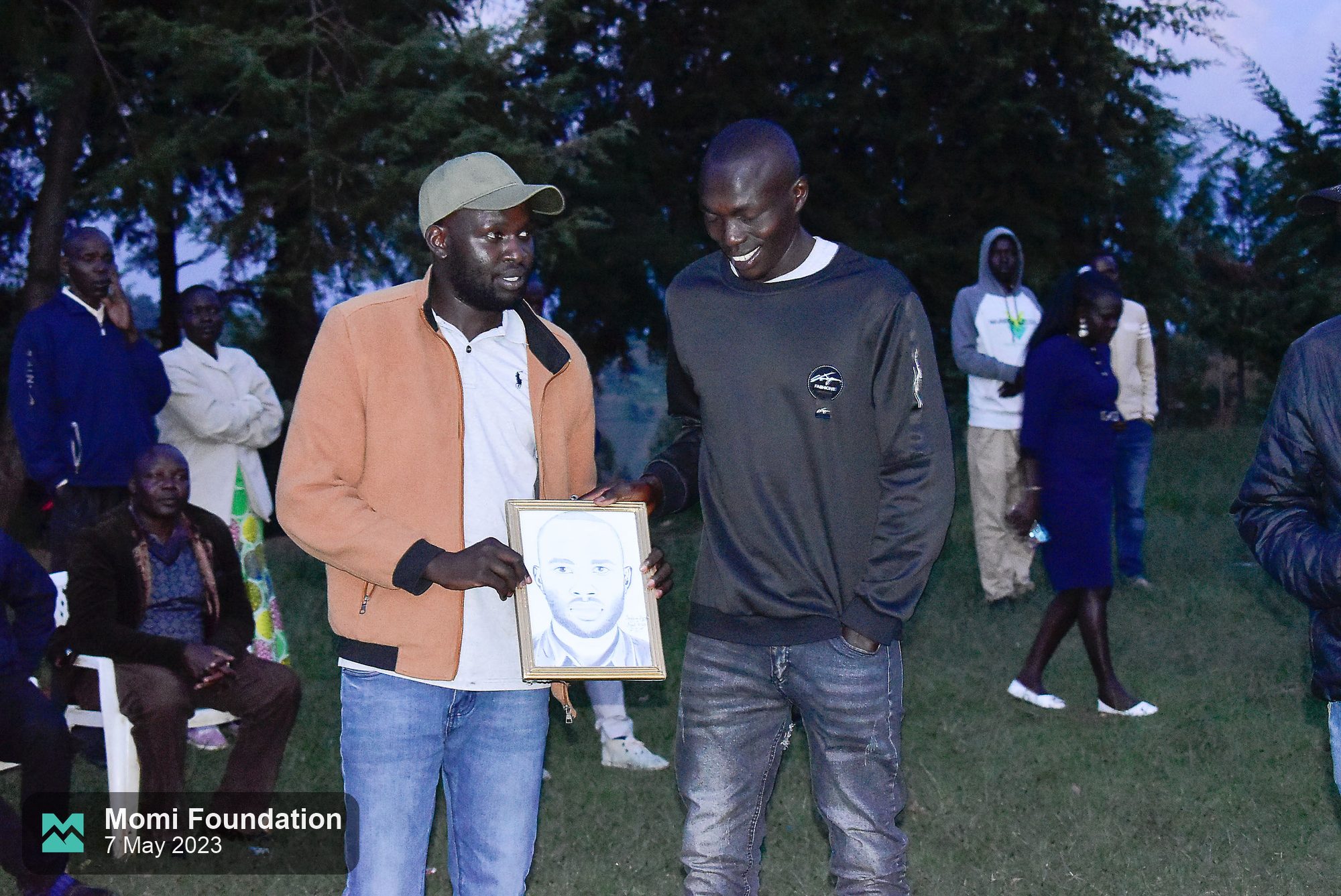 Anselimo presenting his framed pencil portrait at the second MOMI football tournament final